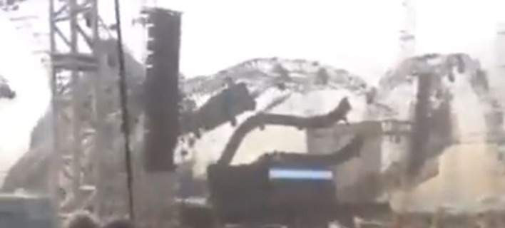 Σκηνή καταρρέει κατά τη διάρκεια συναυλίας λόγω ισχυρών ανέμων – Ενας νεκρός, 3 τραυματίες (βίντεο)